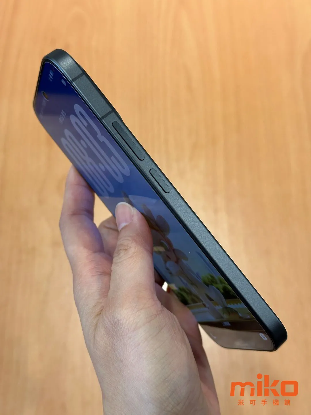 vivo V70 的音量鍵與側邊按鍵集中在機身右側